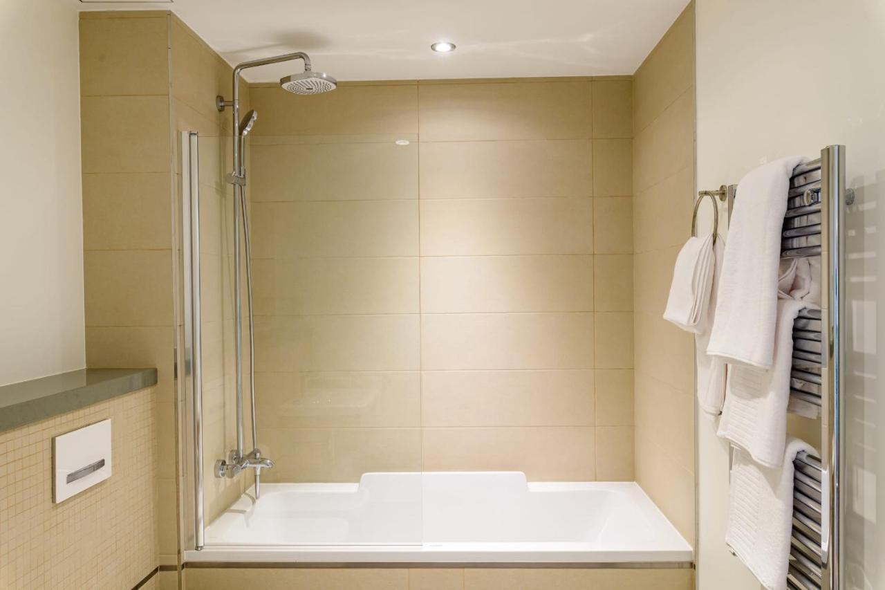 Luxury Modern Apartment With Exceptional Views! Hosted By Sweetstay ยิบรอลตาร์ ภายนอก รูปภาพ